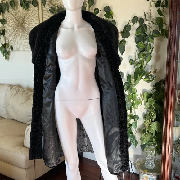 Gallery Black Persian Look with Faux Fur Collar Coat
Women’s size M Like New - Picture 5 of 8